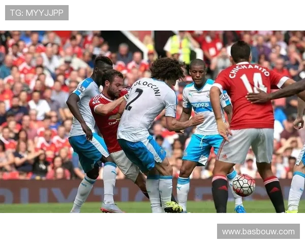 曼联近期防线失误频繁,球队防守稳定性面临考验 曼联近期防线失误频繁,球队防守稳定性面临考验